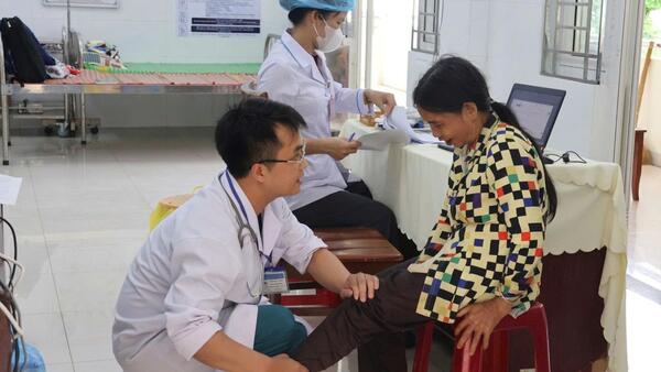 BỆNH VIỆN ĐA KHOA KHU VỰC SƠN TÂY TỔ CHỨC KHÁM SỨC KHỎE CHO NGƯỜI DÂN XÃ SƠN TÂY HẠ