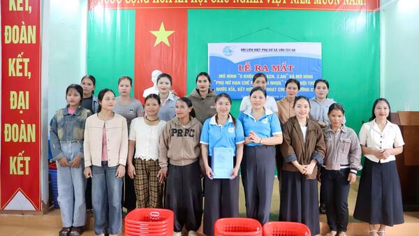 HỘI LHPN XÃ RA MẮT MÔ HÌNH “GIA ĐÌNH 5 KHÔNG, 3 SẠCH, 3 AN” VÀ “PHỤ NỮ HẠN CHẾ RÁC THẢI NHỰA” TẠI CHI HỘI THÔN NƯỚC KỈA