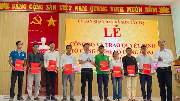 Công bố và trao quyết định thành lập Tổ Công nghệ số cộng đồng các thôn trên địa bàn xã Sơn Tây Hạ