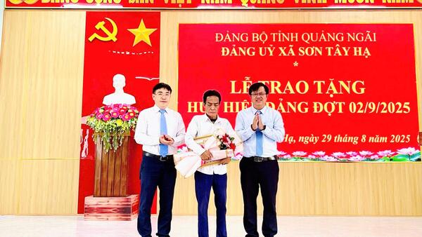 Xã Sơn Tây Hạ tổ chức Lễ trao Huy hiệu Đảng đợt 2/9/2025